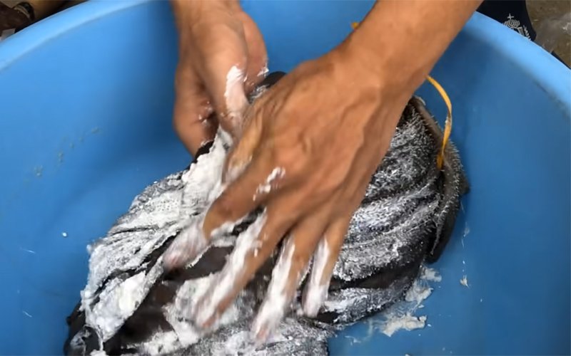 Dùng vôi chà sát đều quanh sách bò Dùng vôi chà sát đều quanh sách bò