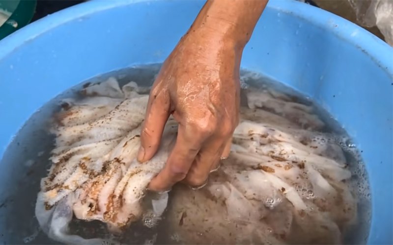 Rửa với lần nước thứ hai để loại bỏ hoàn toàn tạp chất trên sách bò Rửa với lần nước thứ hai để loại bỏ hoàn toàn tạp chất trên sách bò
