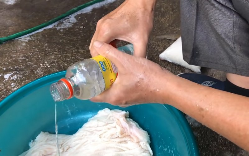 Ngâm sách bò với giấm trong 10 phút Ngâm sách bò với giấm trong 10 phút