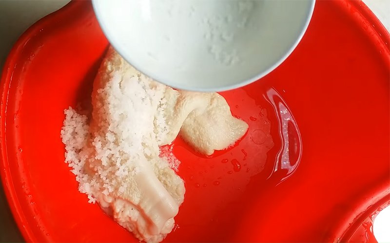 Cho muối vào bóp đều sách bò Cho muối vào bóp đều sách bò