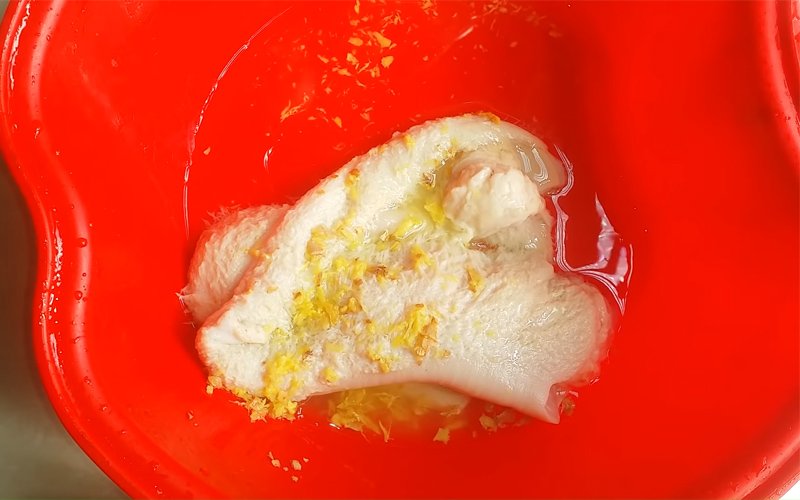 Tiếp tục rửa sách bò với nước pha gừng hoặc rượu để giảm bớt mùi hôi Tiếp tục rửa sách bò với nước pha gừng hoặc rượu để giảm bớt mùi hôi