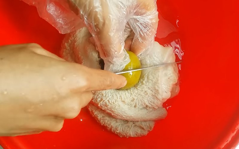 Dùng chanh hoặc giấm bóp đều xung quanh sách bò Dùng chanh hoặc giấm bóp đều xung quanh sách bò