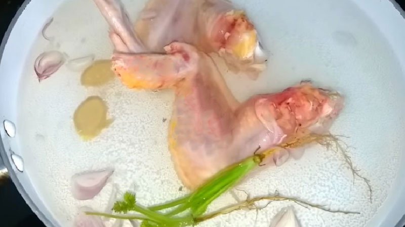 Luộc sơ cánh gà Luộc sơ cánh gà