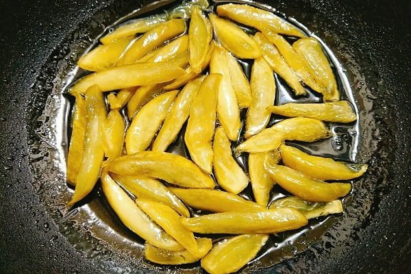 sên mứt xoài trên chảo