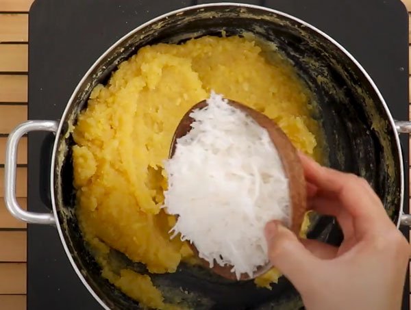 Sên nhân đậu xanh, dừa nạo, đường cát