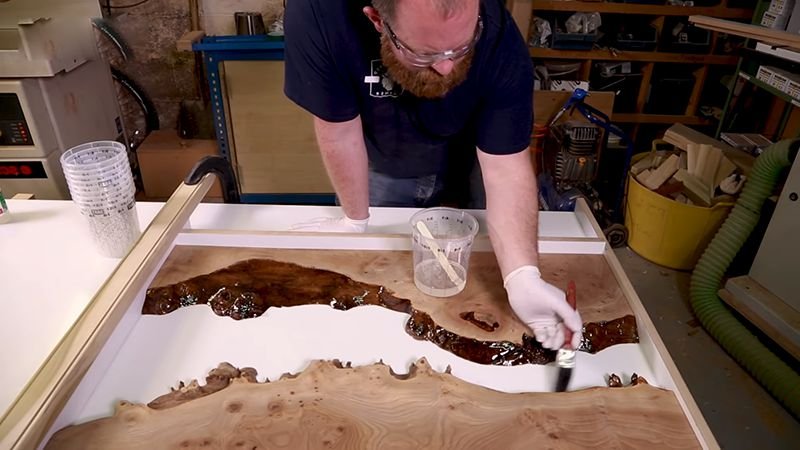 Phủ lên các vị trí này một ít keo epoxy và đợi chúng khô.