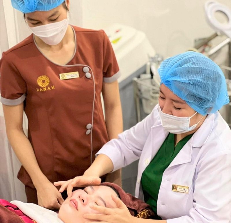 Khách hàng được chuyên gia thăm khám và điều trị da