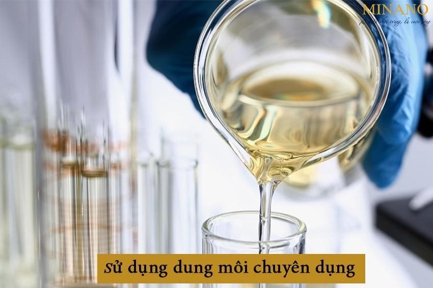 Sử dụng dung môi chuyên dụng để làm sạch thùng sơn
