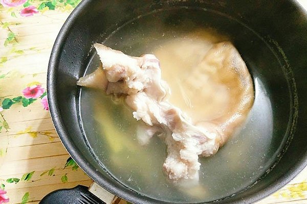 tai heo ngâm nước mắm