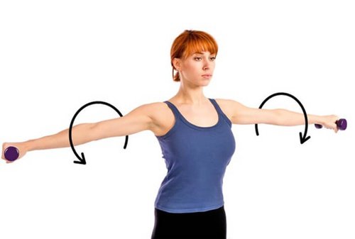 Trong quá trình tập, bạn có thể cầm tạ nhỏ (1-3kg) ở 2 bàn tay để tăng thêm hiệu quả.