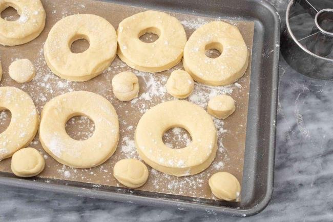 tao-hinh-banh-donut