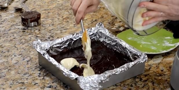 tạo khuôn phần kem bánh brownie