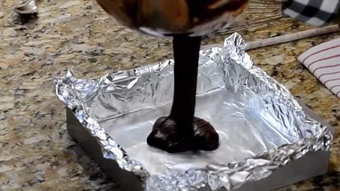 tạo khuôn bánh brownie
