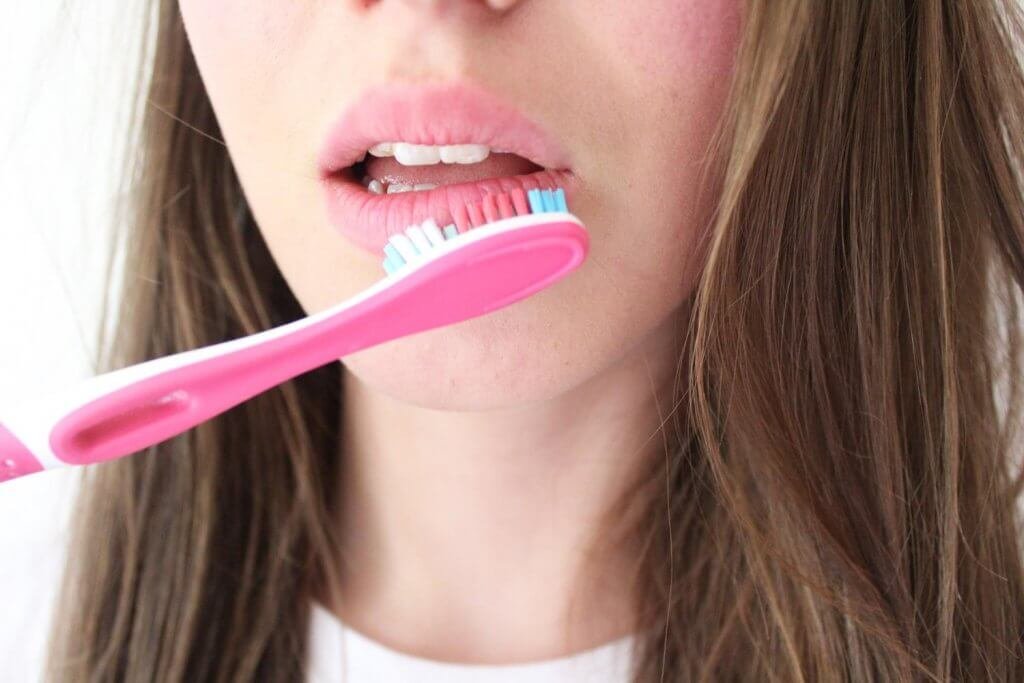 tẩy da chết cách làm đôi môi dày tự nhiên hiệu quả
