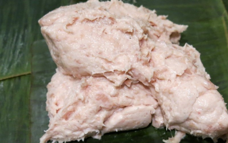 Cho giò gà xay mịn lên lá chuối Cho giò gà xay mịn lên lá chuối
