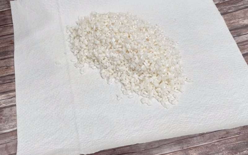 Dùng khăn giấy thấm khô gạo nếp