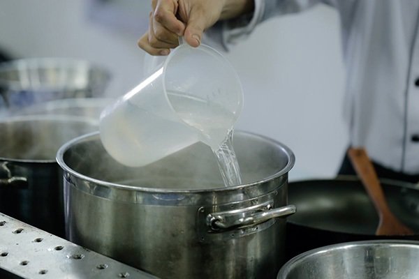 thắng nước màu dừa để kho thịt cá - A TUẤN KHANG