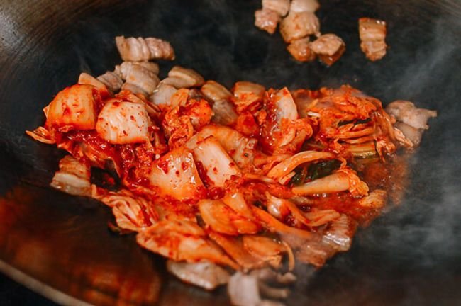 Xào kim chi với thịt heo