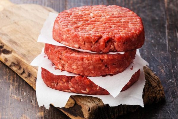 thịt bò cho vào khuôn nén chặt