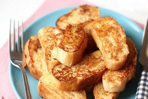 thưởng thức bánh mì chiên bơ