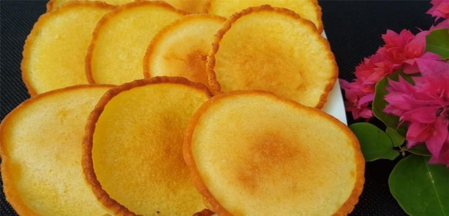 Thưởng thức đĩa bánh vàng ươm thơm ngon, hấp dẫn
