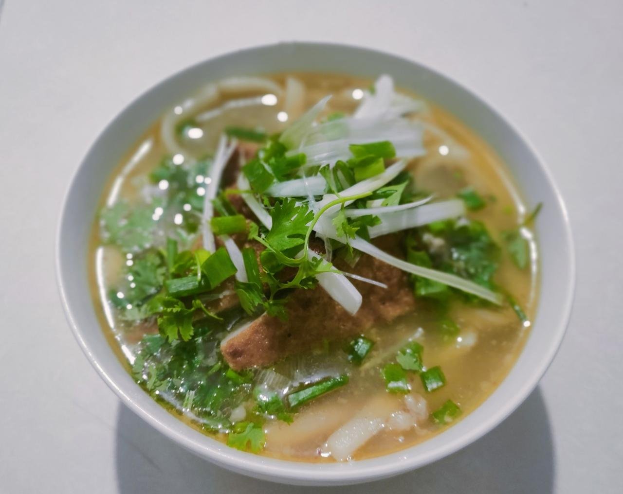 Bánh canh bột mì nấu nước xương ống ăn cùng chả cá - Ảnh 1. Bánh canh bột mì nấu nước xương ống ăn cùng chả cá - Ảnh 1.