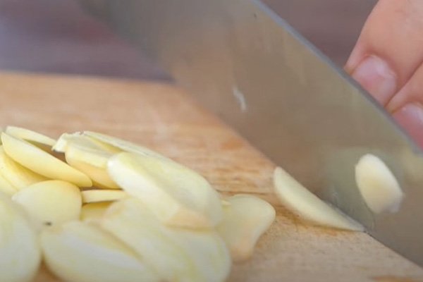 Tỏi được cắt lát mỏng