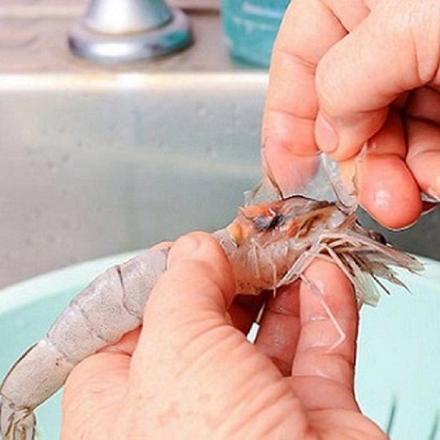 Tôm sơ chế sạch, rửa kỹ để loại bỏ nhớt và mùi tanh