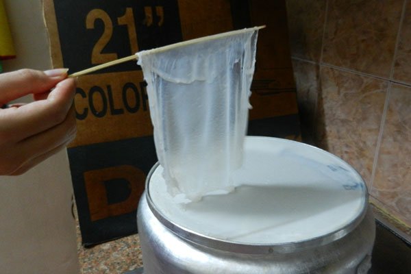 Tráng bánh cuốn bằng nồi hấp chuyên dụng