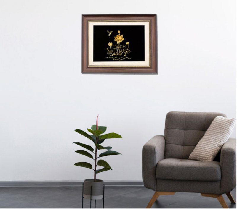 Tranh hoa sen mạ vàng do Golden Gift chế tác