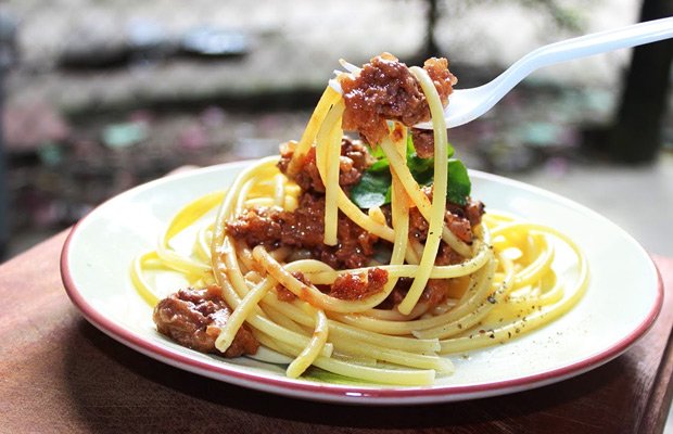 trình bày mì ý xốt bò bằm