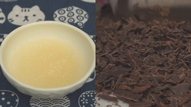 Ngâm gelatin và băm nhỏ socola đen Ngâm gelatin và băm nhỏ socola đen