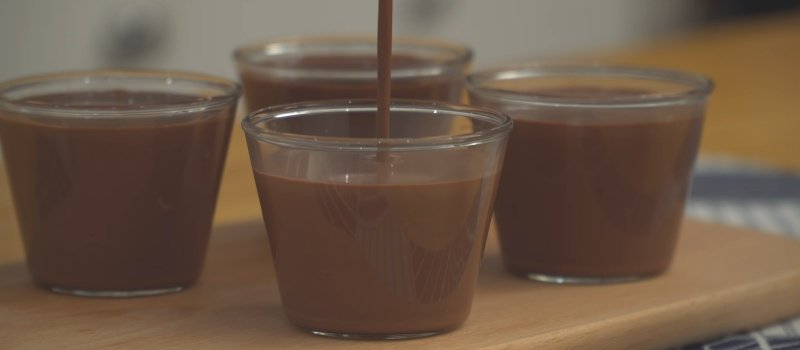 Đổ hỗn hợp panna cotta socola ra ly