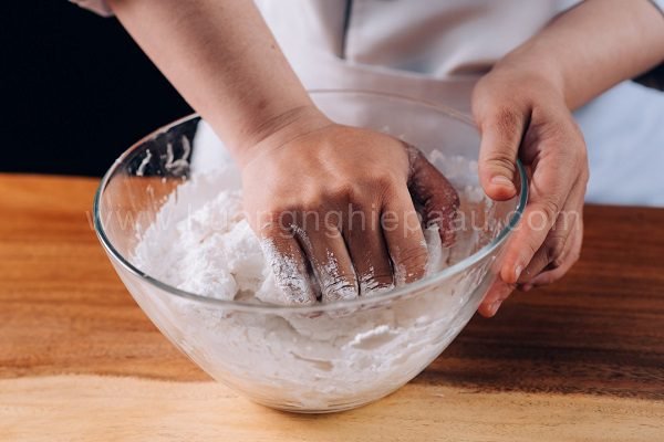 trộn bột làm vỏ bánh