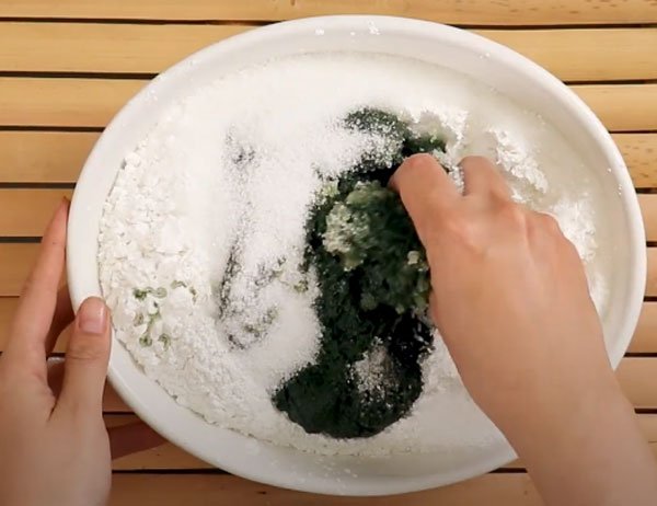 Trộn bột nếp cho thật dẻo, mịn