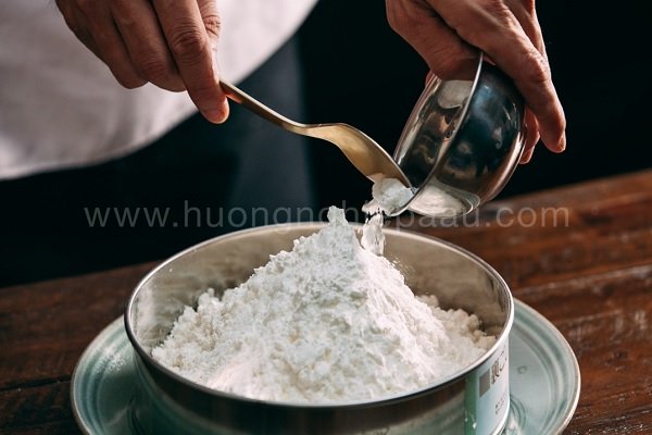 trộn cùng nước ấm 