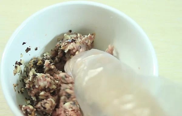 trộn đều hỗn hợp để thấm đều gia vị