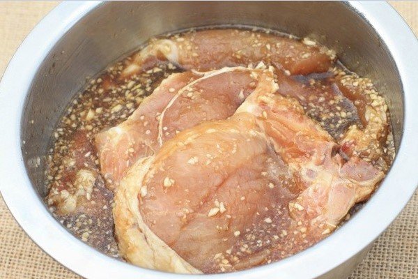 Trộn đều sườn với xốt ướp