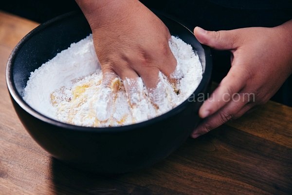 Trộn đều tay để hỗn hợp nước đường và bột