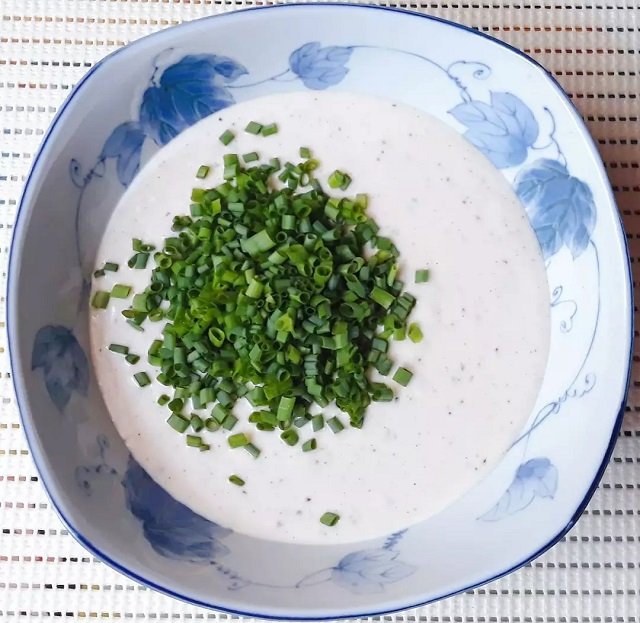 Trộn hỗn hợp bột làm bánh tôm