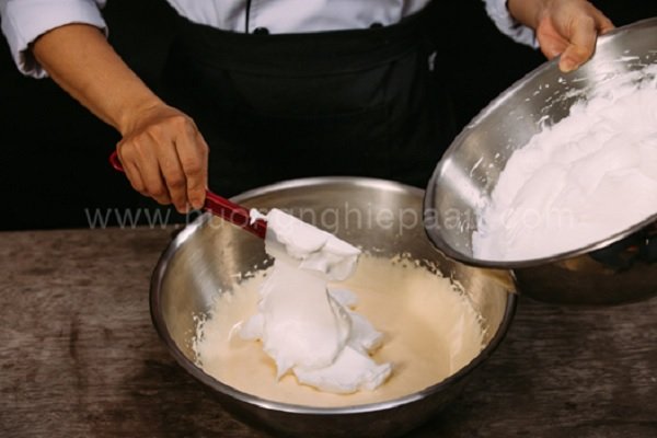 Trộn hỗn hợp lòng trắng trứng 