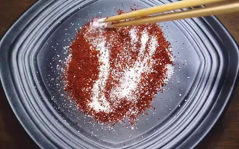 Trộn muối với ớt