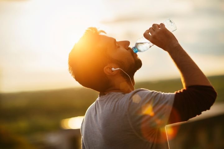 Uống đủ nước và bổ sung các chất dinh dưỡng là cách giảm đau đầu hiệu nghiệm