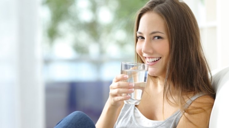 Uống nhiều nước là cách làm da láng mịn