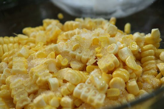 Ướp bắp với một ít đường cát 