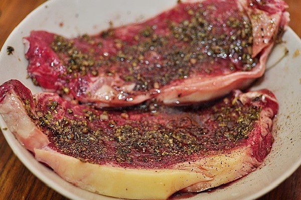 Ướp thịt bò cho thấm 