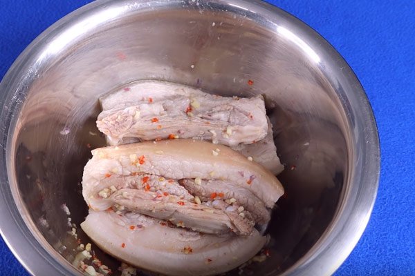 Ướp thịt heo cùng hạt nêm