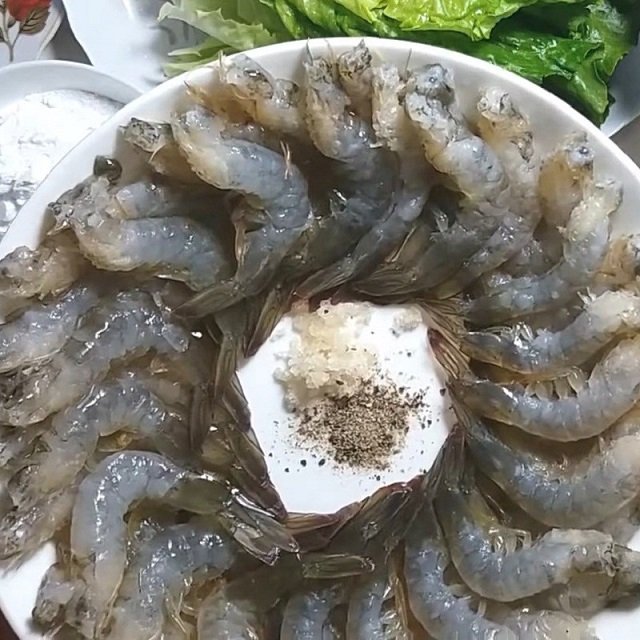 Ướp tôm với gia vị cho vừa ăn