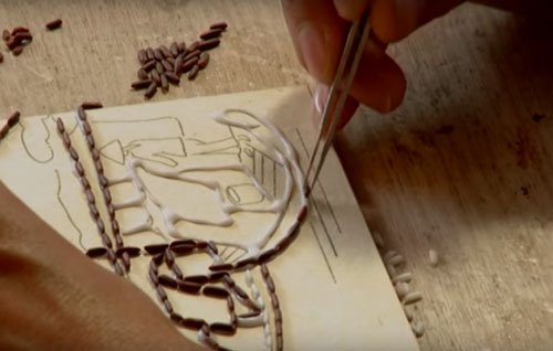 Vẽ phác thảo lên ván gỗ để làm tranh gạo
