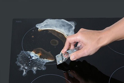 Vệ sinh bếp từ bằng dao chuyên dụng Vệ sinh bếp từ bằng dao chuyên dụng